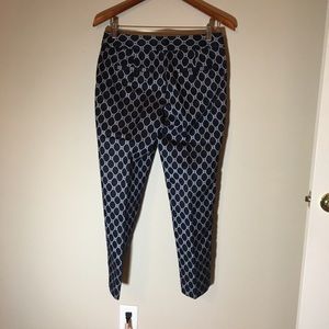 Cropped Navy blue, straight pant.